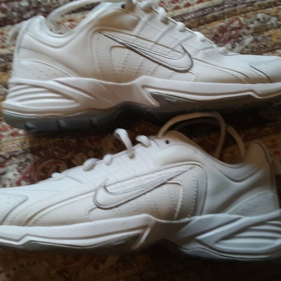 Women's  White Nikes size 7 - Picture 3 of 5